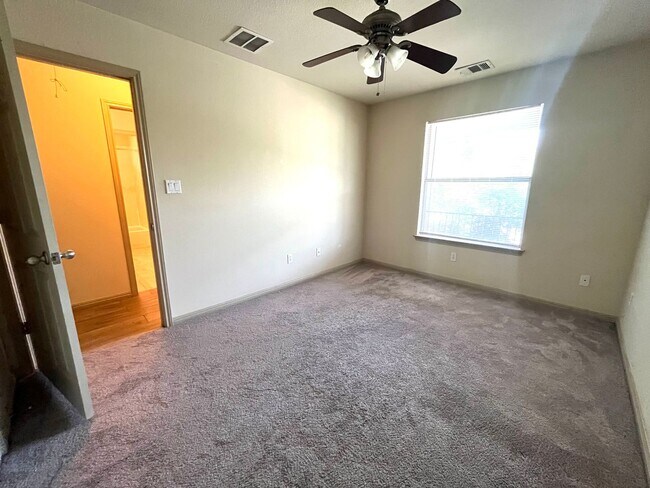 Building Photo - 4 Bed House - North of UT Campus