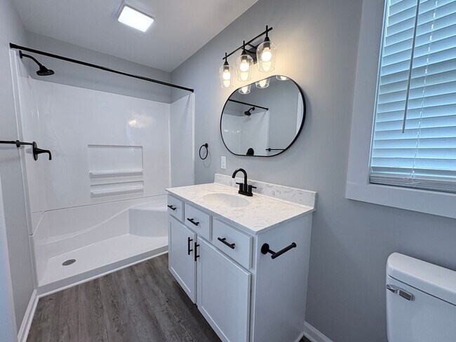 Building Photo - Newly Renovated 3 Bedroom 2 Bath w/ Flex Room Located in a Sought-after Neighborhood!