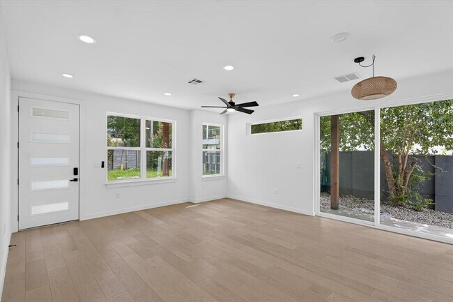 Building Photo - 5305 Ledesma Rd