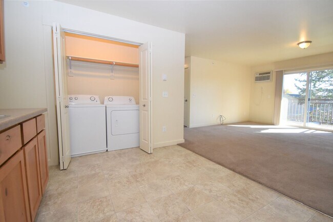 Building Photo - Beautiful 2BR/1Bath Unit.  Centrally Located.  Washer/Dryer in unit!