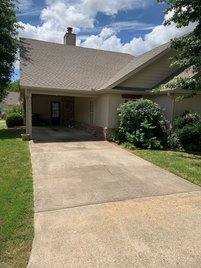 Primary Photo - BEAUTIFUL HOME IN GREAT LOCATION!