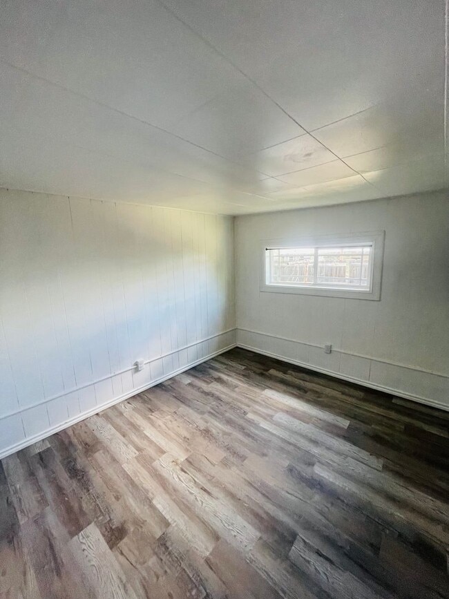 Building Photo - Cozy 2bdrm 1 bath house with yard and exte...