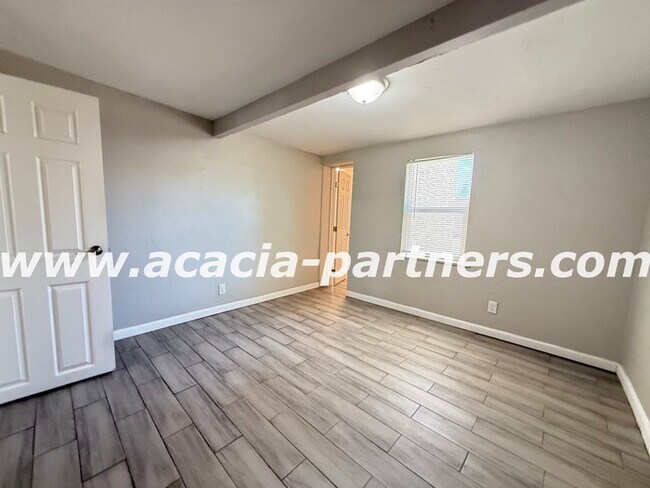 Building Photo - 2 Bedroom home on a large lot