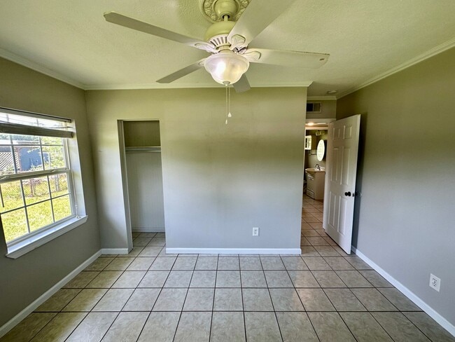 Building Photo - 2 bedroom 1 bath house for rent in Pensaco...