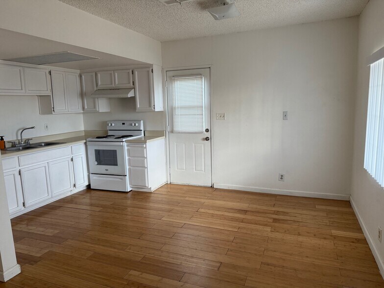 Building Photo - 5 Palm Dr