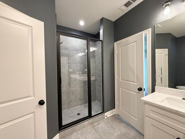 Building Photo - Beautiful and Spacious 3-Bedroom, 2-Bath R...