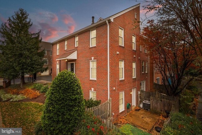 Building Photo - 101 Roberts Ct
