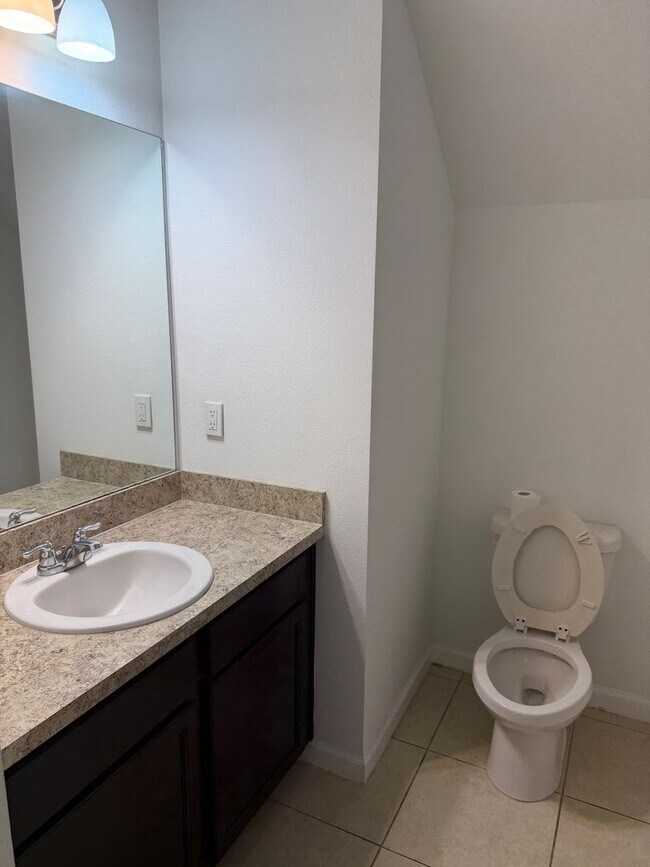 Building Photo - 4 bed 2.5 bath single family
