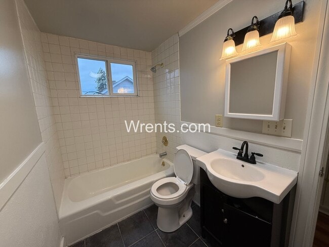 Building Photo - Beautiful 3 bed 2 bath updated home! Half off first months rent!