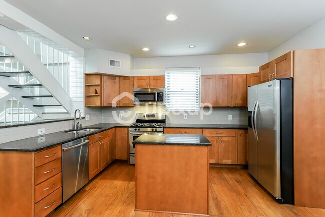 Building Photo - Fantastic 3bd/1.5ba home! Coming soon!