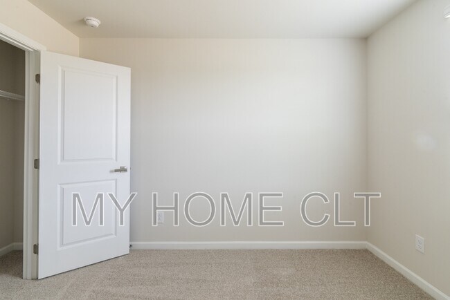 Building Photo - 6067 Bridle Crk Dr