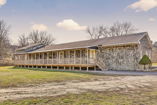 Building Photo - 443 Clove Rd