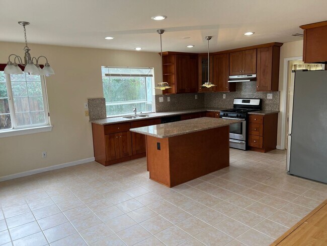 Building Photo - CAMPBELL - Executive 5 bedroom home in a desirable neighborhood