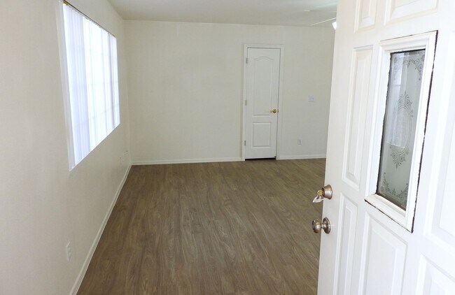 Building Photo - 3+2 Stylish, Move-In Ready Home with New Flooring and Fresh Interior