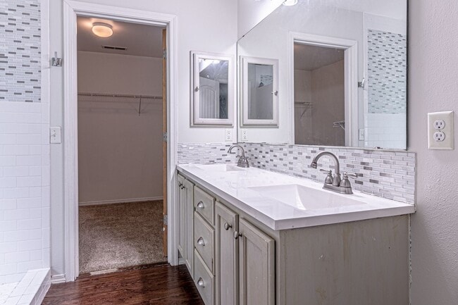 Building Photo - Beautiful home near Clark Lake Park!