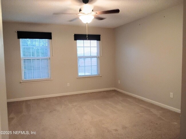 Building Photo - 425 Oasis Ln