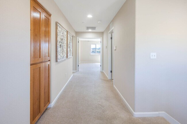 Building Photo - Gorgeous 4 Bedroom with SOLAR in Shadow Lakes!