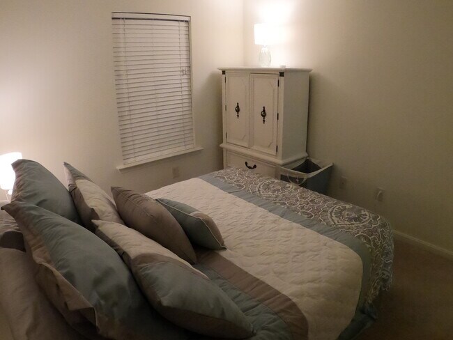 Building Photo - 2121 Quail Hollow Dr