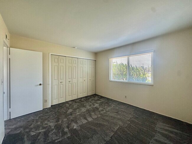 Building Photo - 4 Bedroom Home 3 Car Garage with Fenced Ya...
