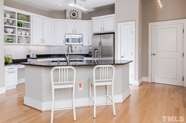 Updated kitchen with stainless steel appliances - 300 Finsbury St