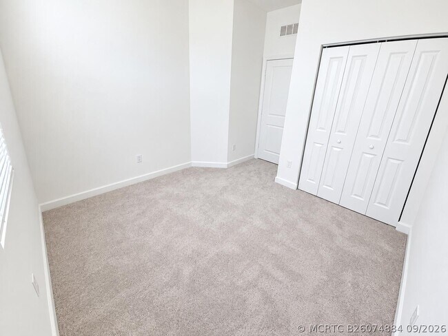 Building Photo - 321 SE Crossoak Ln