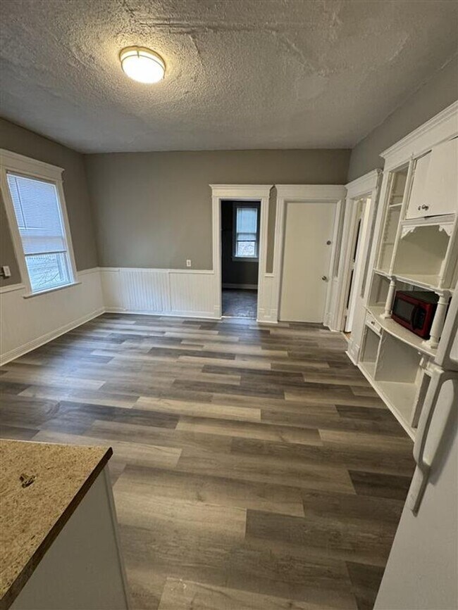 Building Photo - Spacious 4BR Upper Duplex Unit in the Hear...