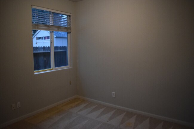 Building Photo - 570 Barclay Way