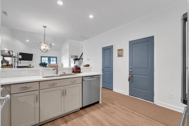 Building Photo - Beautiful Fully Furnished.