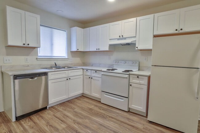 Building Photo - COMING SOON: 2 Bedroom 1 Bathroom Triplex