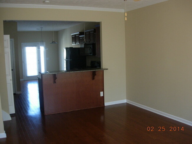 Building Photo - NICE Condo in GREAT location!!! VERY clean...