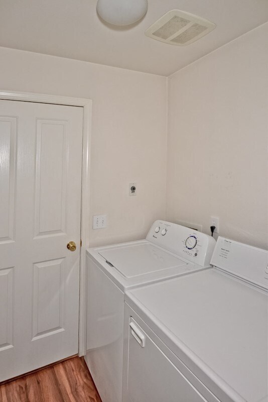 Building Photo - Convenient 3 Bedroom 2 Bathroom Southeast Townhome