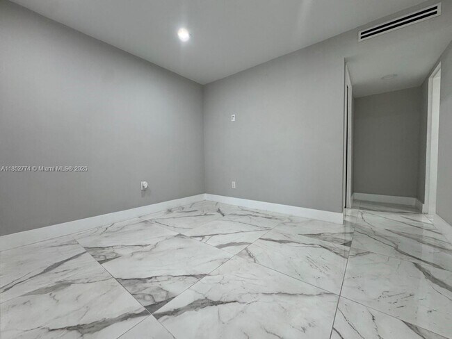 Building Photo - 15011 Coconut Ct