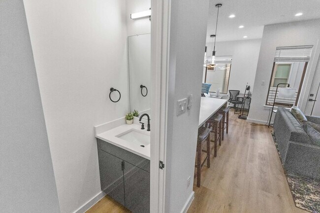 Building Photo - 6742 Peerless St