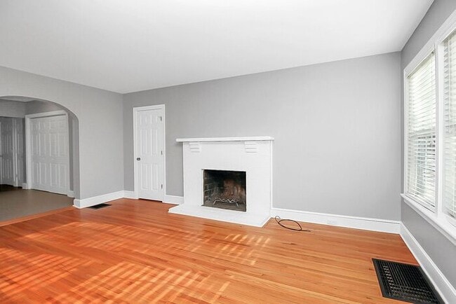 Building Photo - Charming 3BD/2BA Duplex in Dilworth!