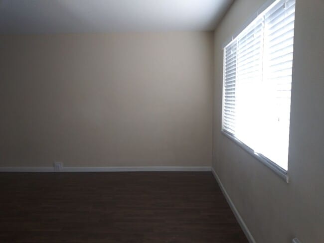 Building Photo - Better than Cool TH in Creston-Kenilworth