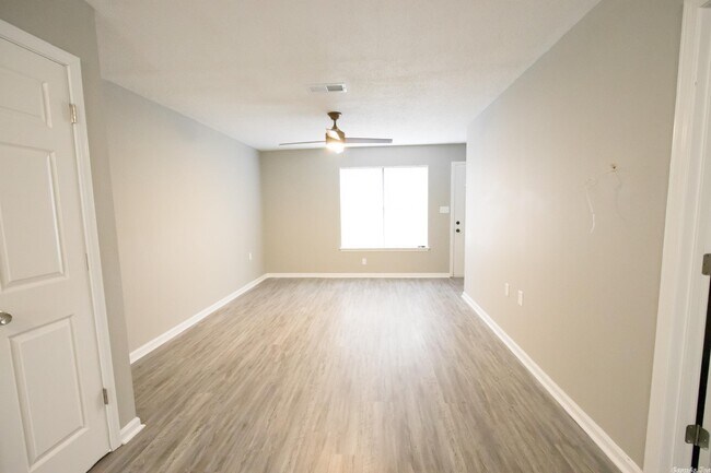 Building Photo - 1800 Labette Manor Dr