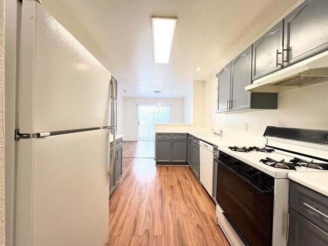 Building Photo - Spacious Townhome in Desirable Green Valle...