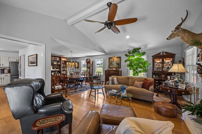 Building Photo - Gorgeous Mid-Century Modern Ranch in West Raleigh near NCSU and Lake Johnson - Fenced-in Backyard!