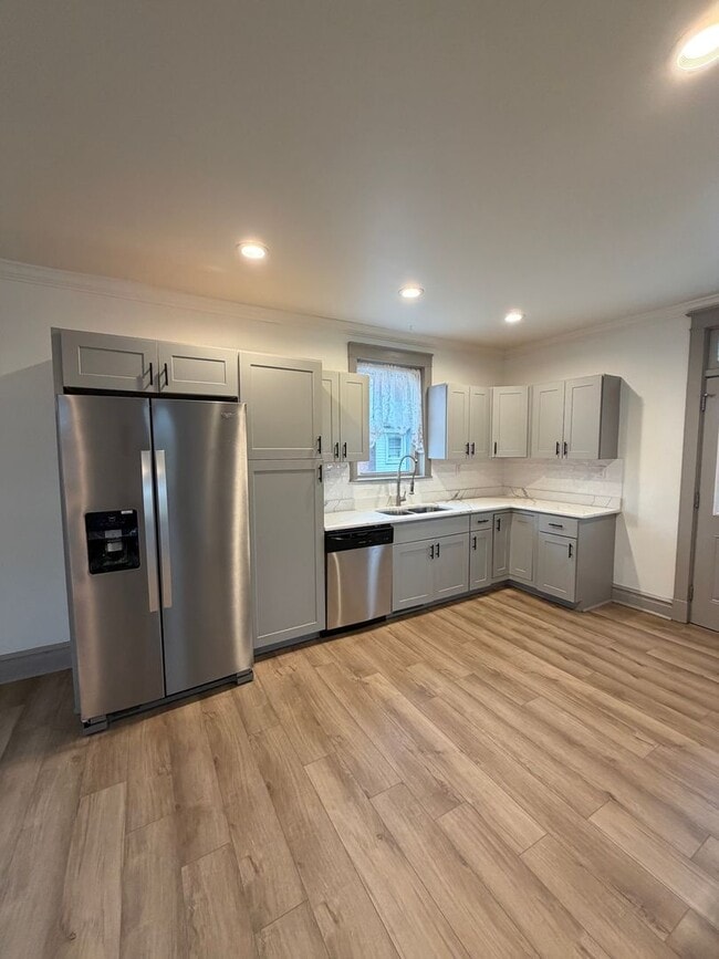 Building Photo - 584 W Main St