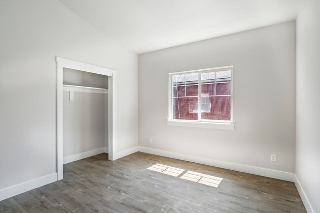 Building Photo - New 2 Bed/1 Bath Duplex Apartment with Two...