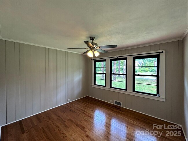 Building Photo - 2023 Robin Rd