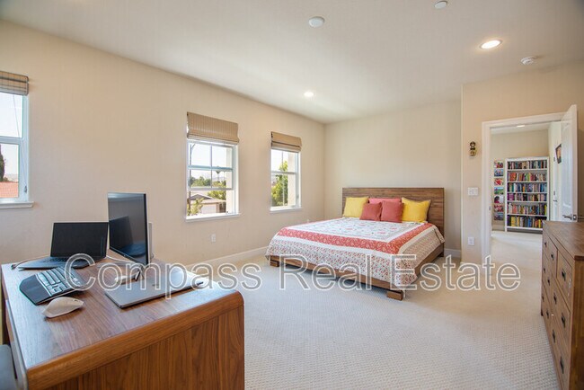 Building Photo - 5539 Southcrest Way