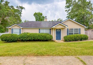 Building Photo - LOVELY SE 3/2 w/ New Paint, Fireplace, Fenced Yard, Vaulted Ceilings, Washer/Dryer, & No Carpet! ...