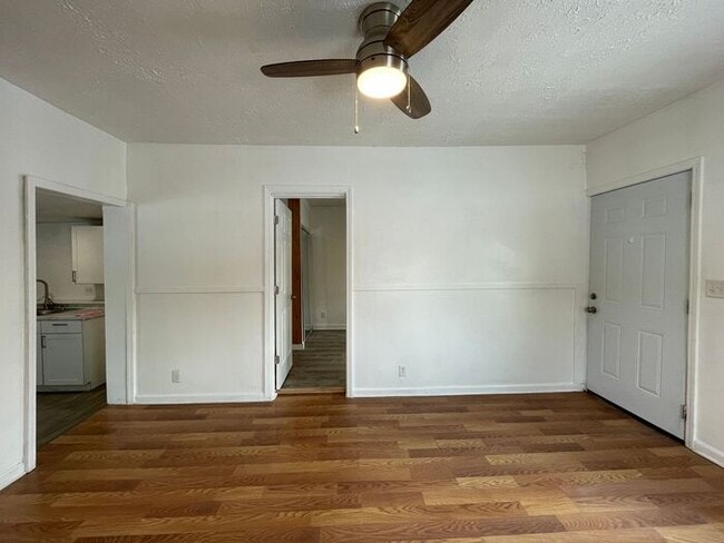 Building Photo - Charming 1-Bedroom Home in a Convenient Lo...