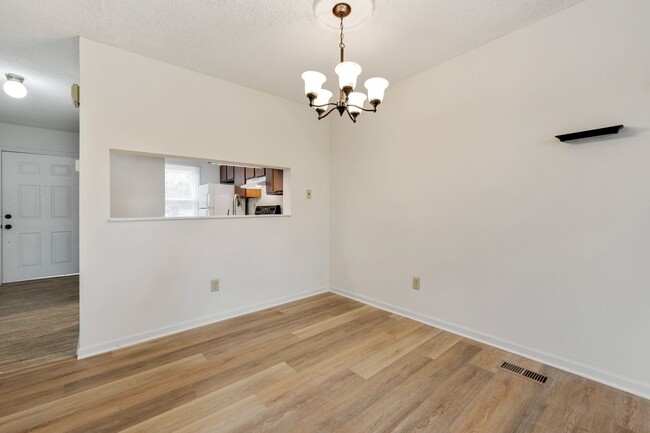 Building Photo - Spacious end unit townhome minutes from Du...