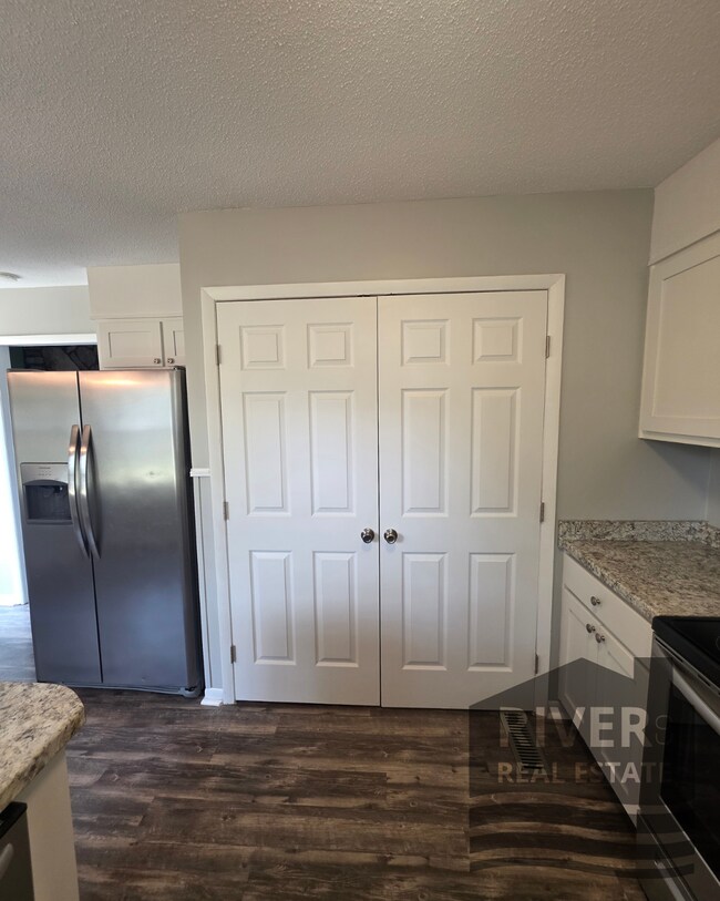 Building Photo - 1233 Ridge Dr