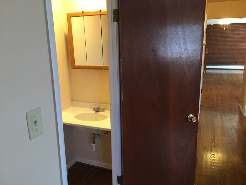 Master Vanity - 8 Kenny Ct