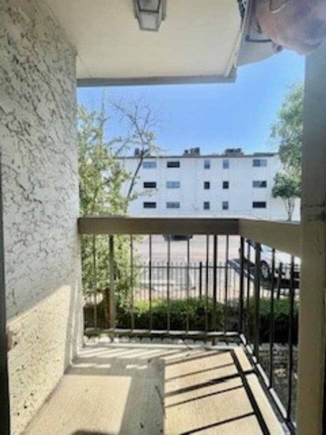 Building Photo - Updated 2 Bed, 3 Bath Condo in Prime North...