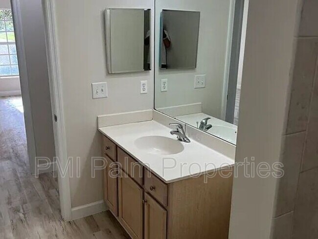 Building Photo - 117 SW Glenwood Dr