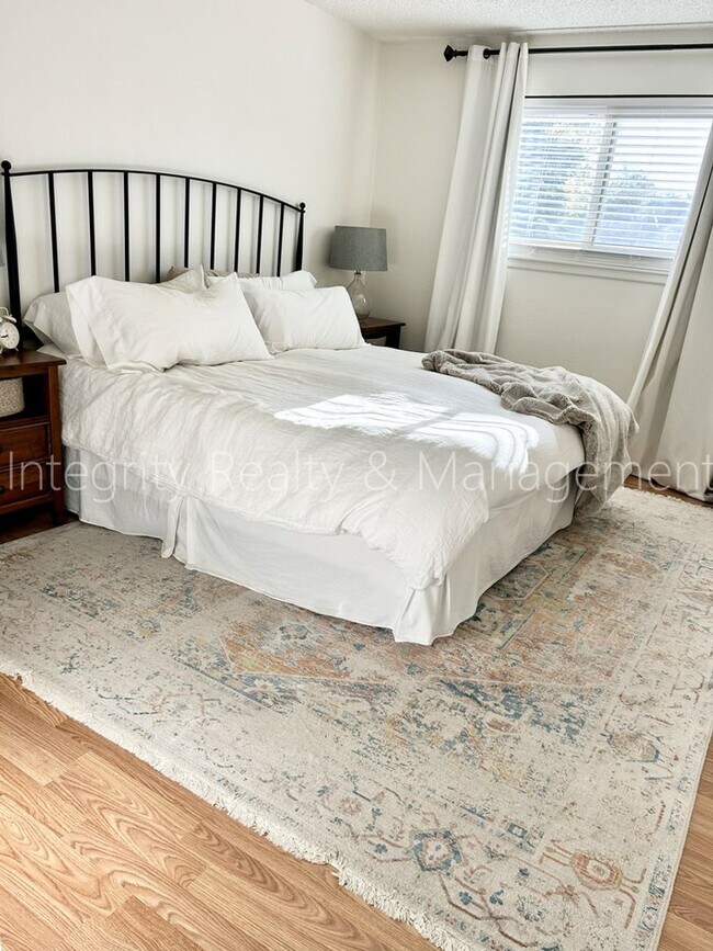 Building Photo - 9722 W Polk Dr